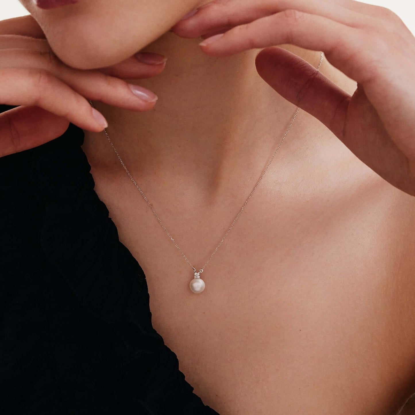 Collier fleur et perles diamant en or blanc 585