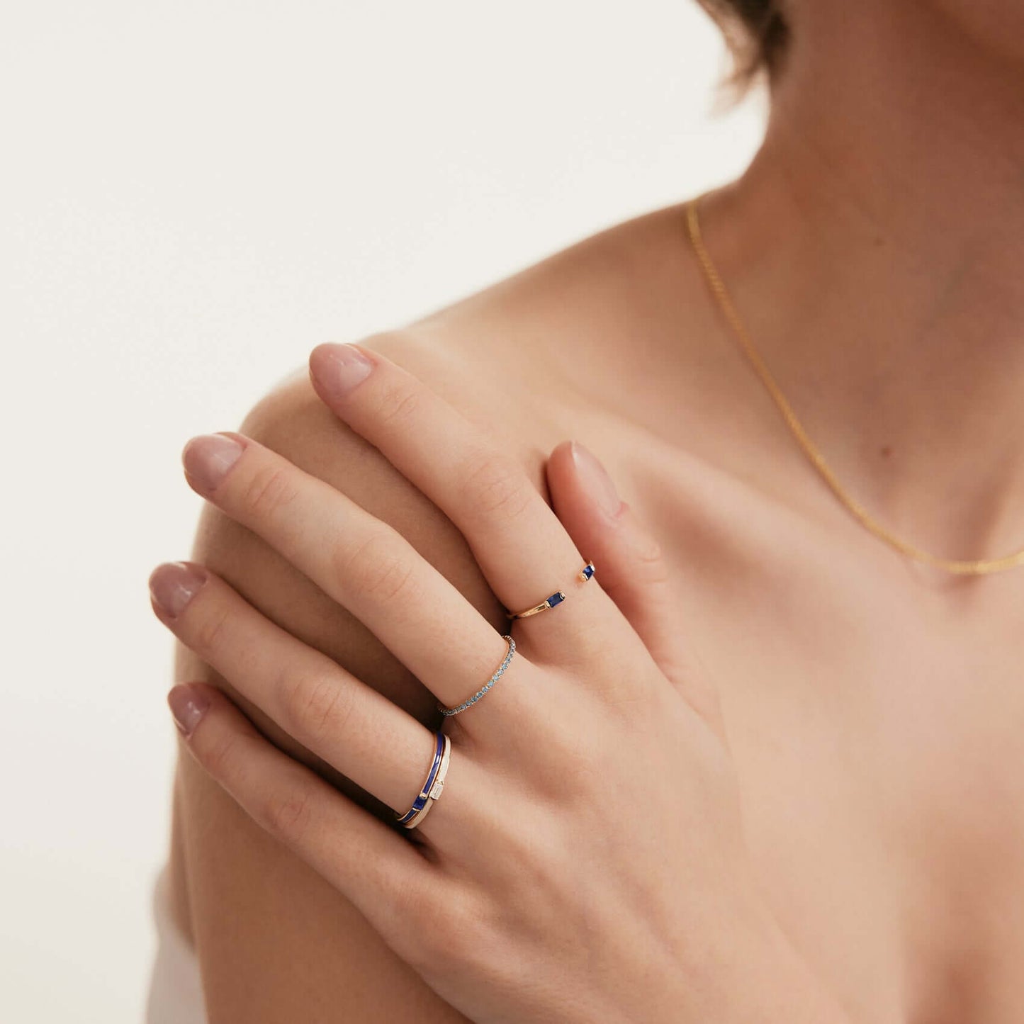 Chevalière en émail avec pierre de naissance en or massif 585.