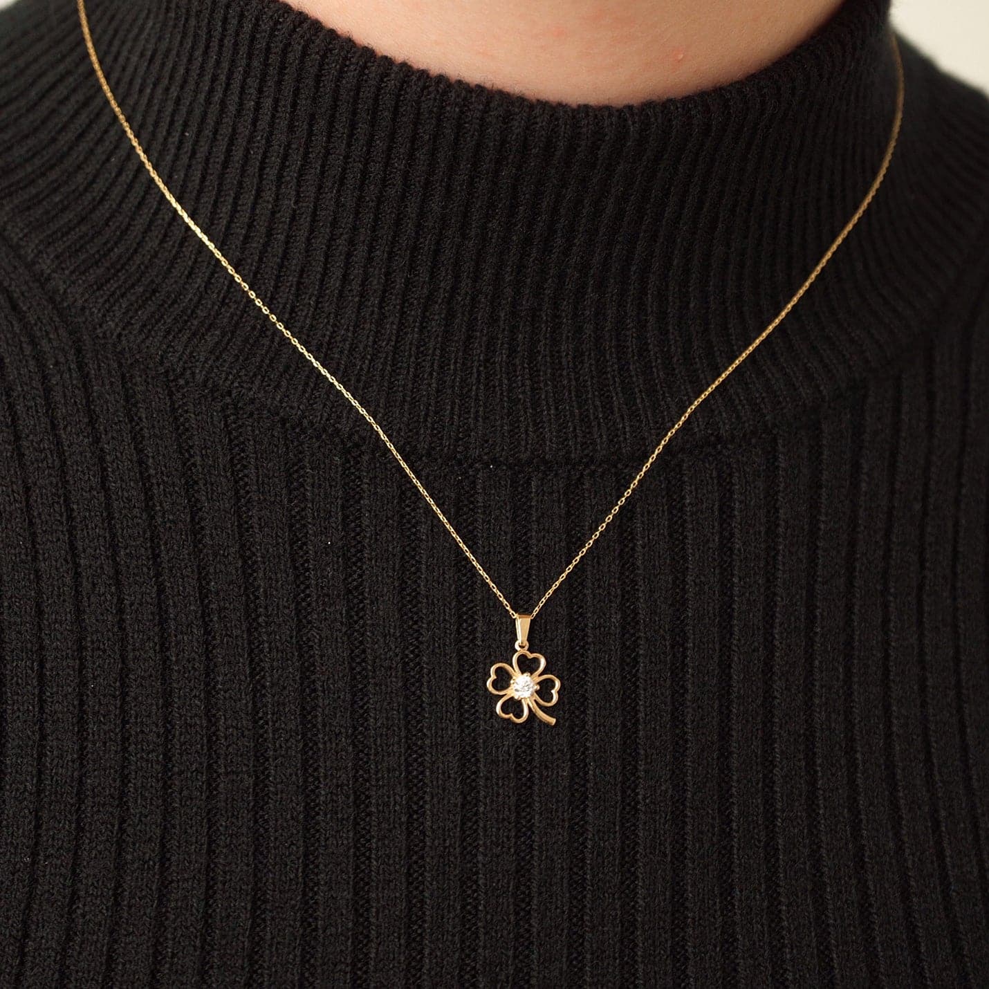 Collier avec pendentif trèfle à quatre feuilles en or 585