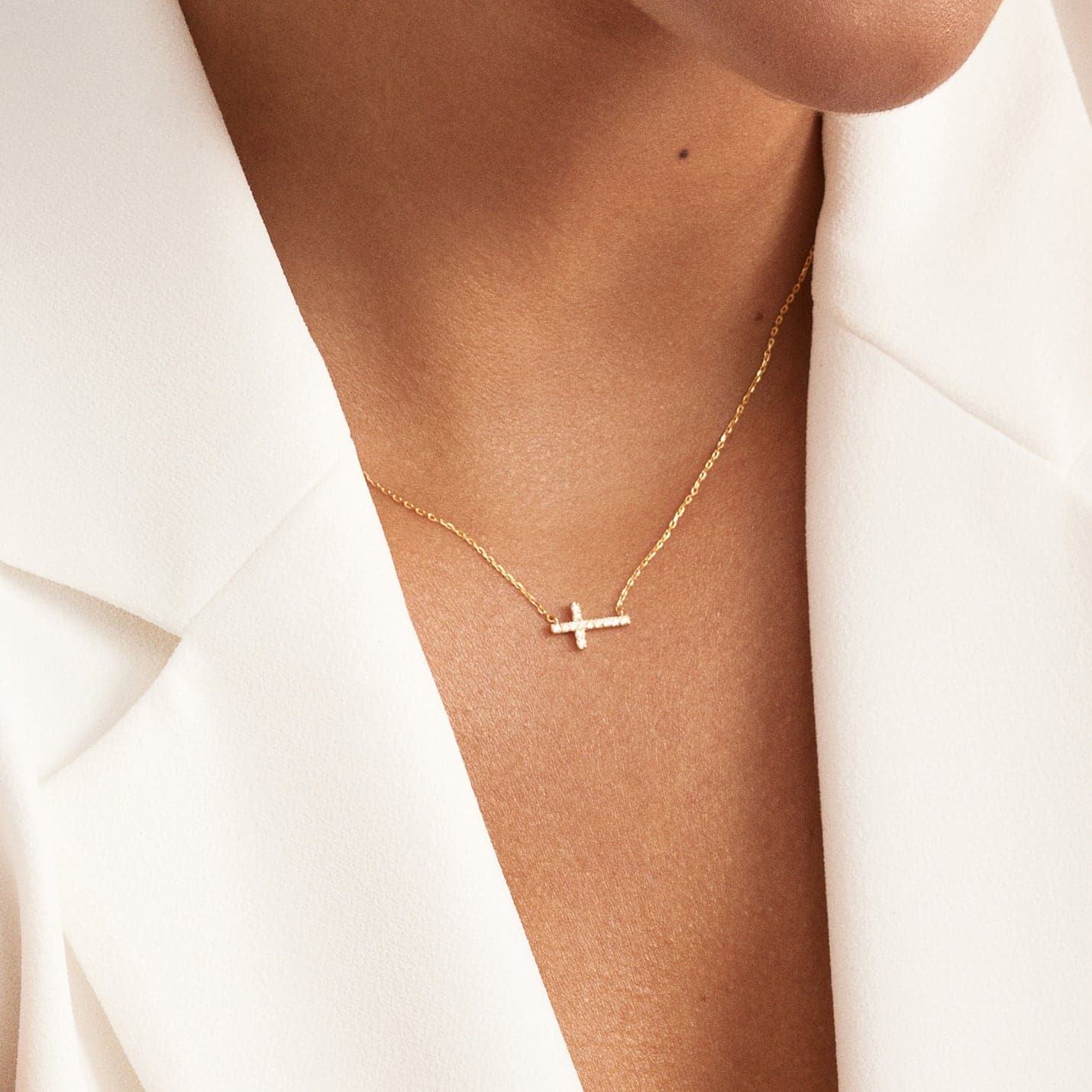 Horizontal diamond cross necklace made of 585 solid gold
