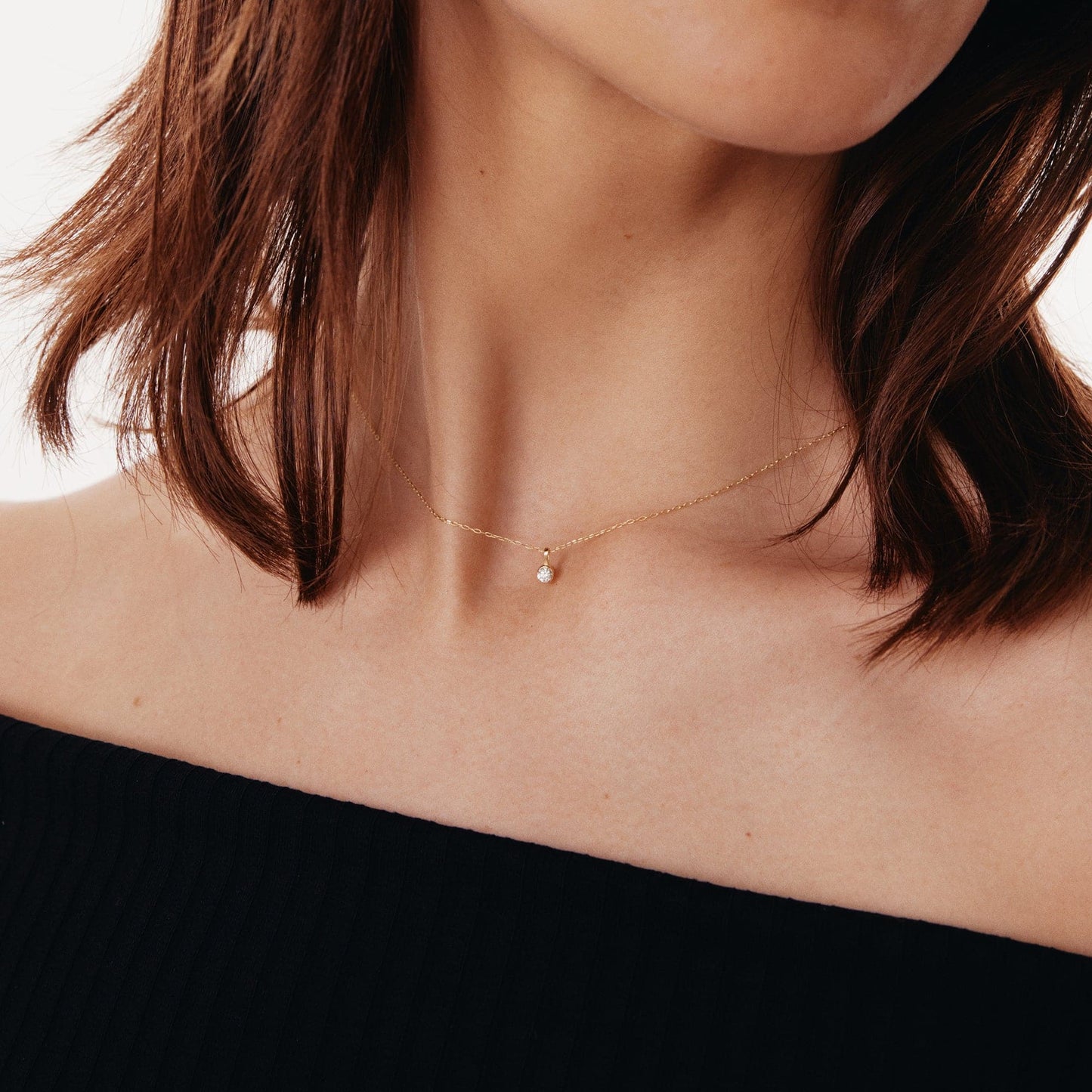 Solitaire diamond pendant necklace with bezel made of 585 yellow gold