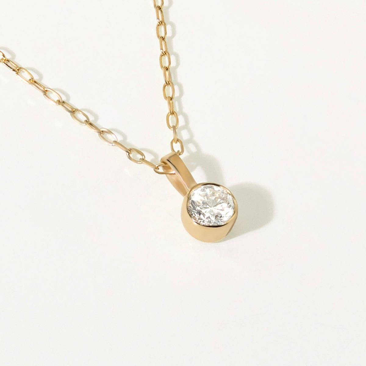 Solitaire diamond pendant necklace with bezel made of 585 yellow gold