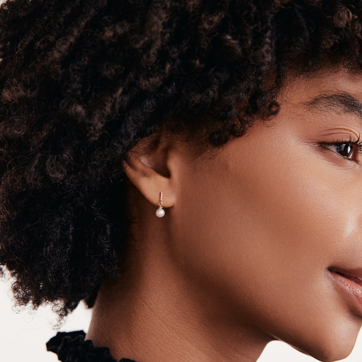 Boucles d'oreilles pendantes diamants et perles en or 18 carats