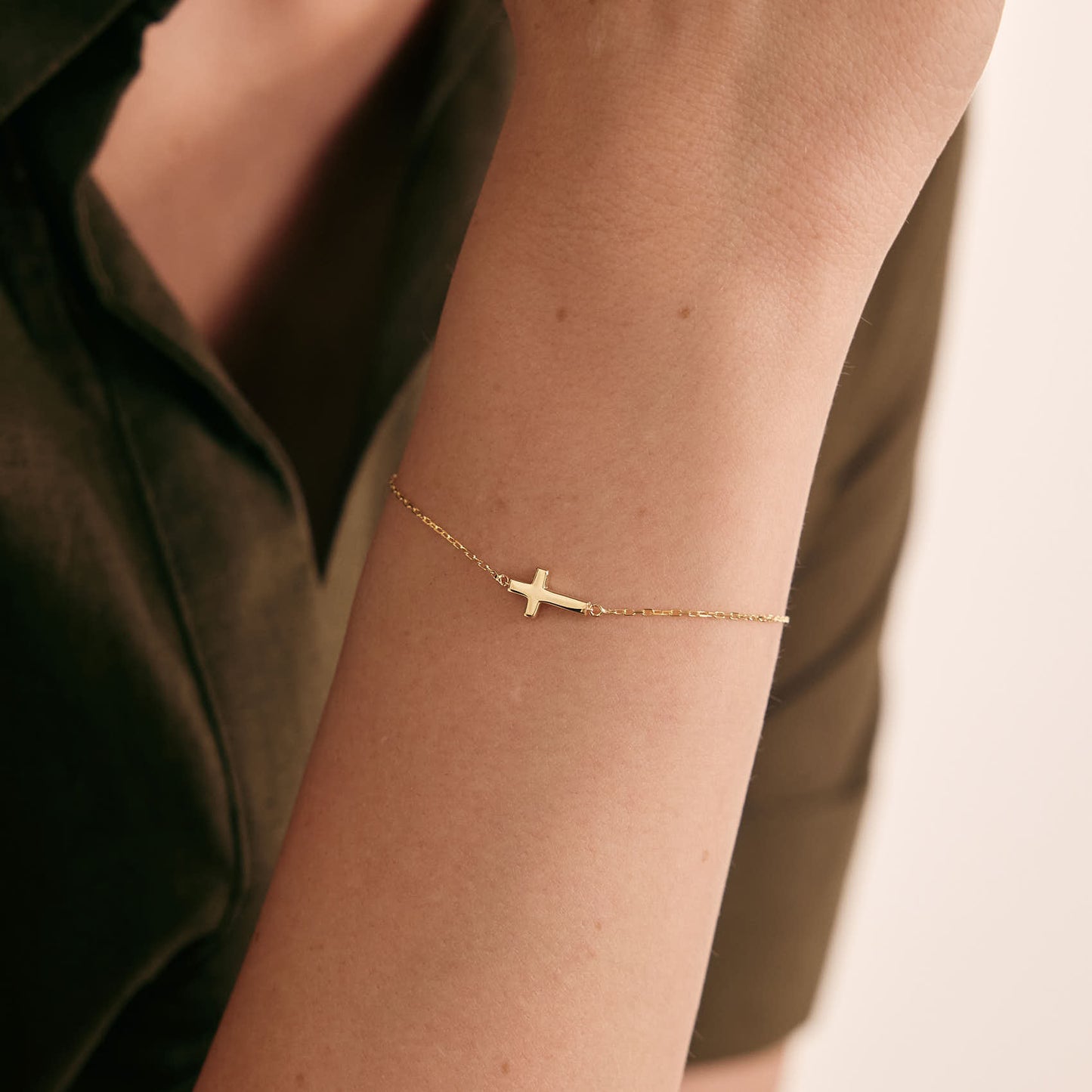 Cross Charm Bracelet in 585 solid gold