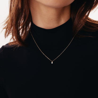 Round 4-stone diamond pendant in 585 white gold with solitaire