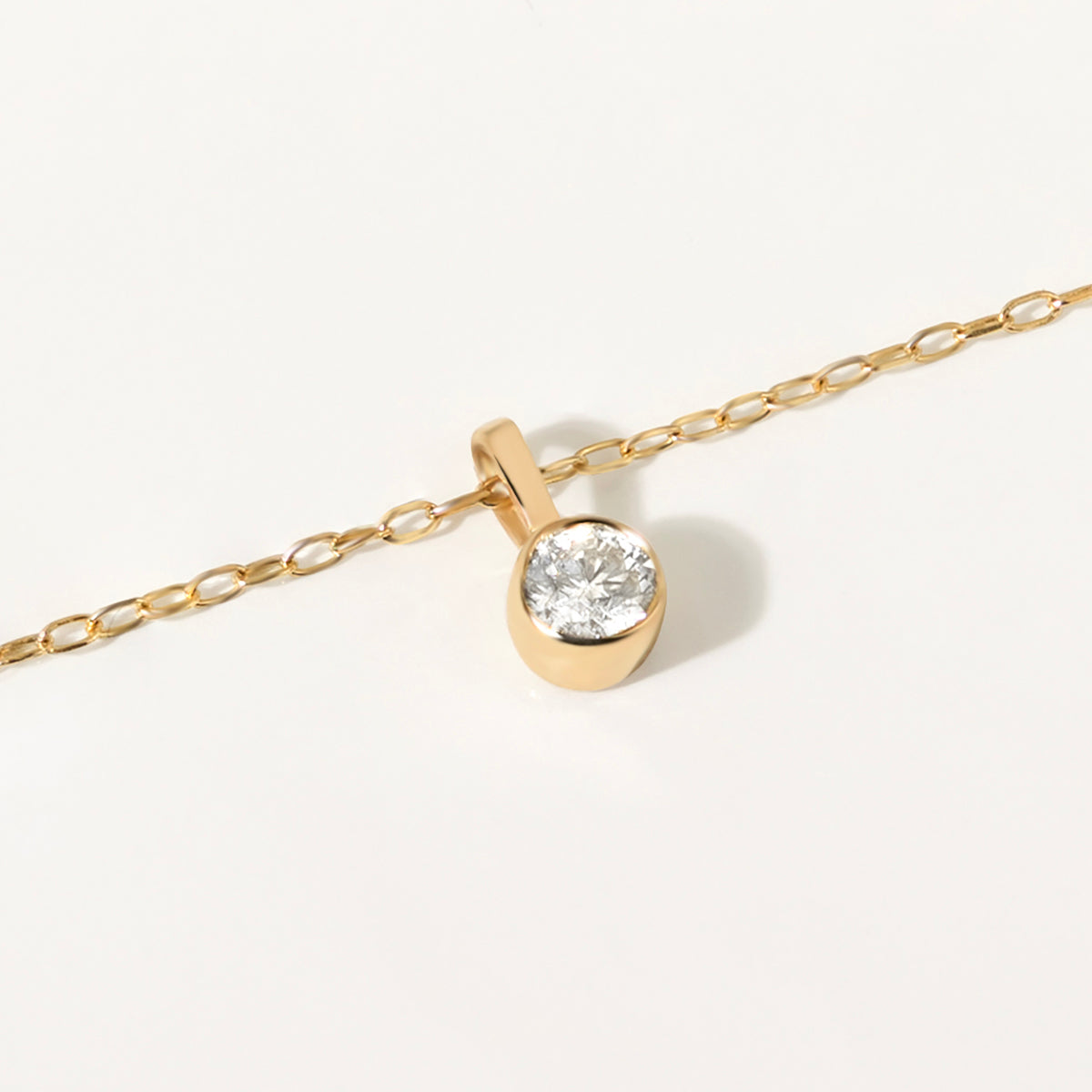 Solitaire diamond pendant necklace with bezel made of 585 yellow gold