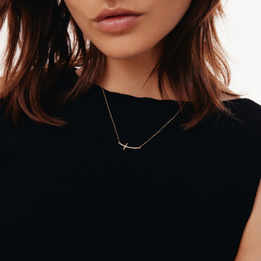 Collier croix incurvée latéralement en or 585