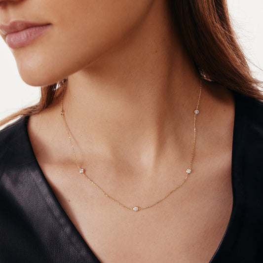 Collier station à lunette CZ en or 18 carats