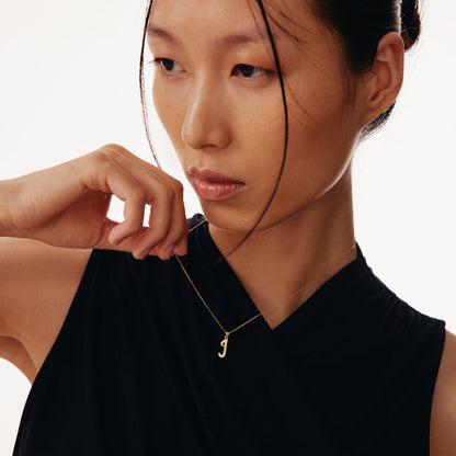 Halskette mit zierlichem Buchstaben-Anhänger