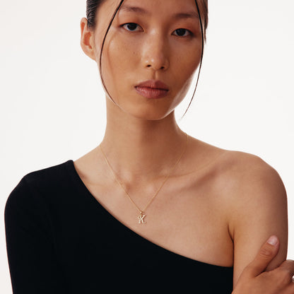 Halskette mit zierlichem Buchstaben-Anhänger