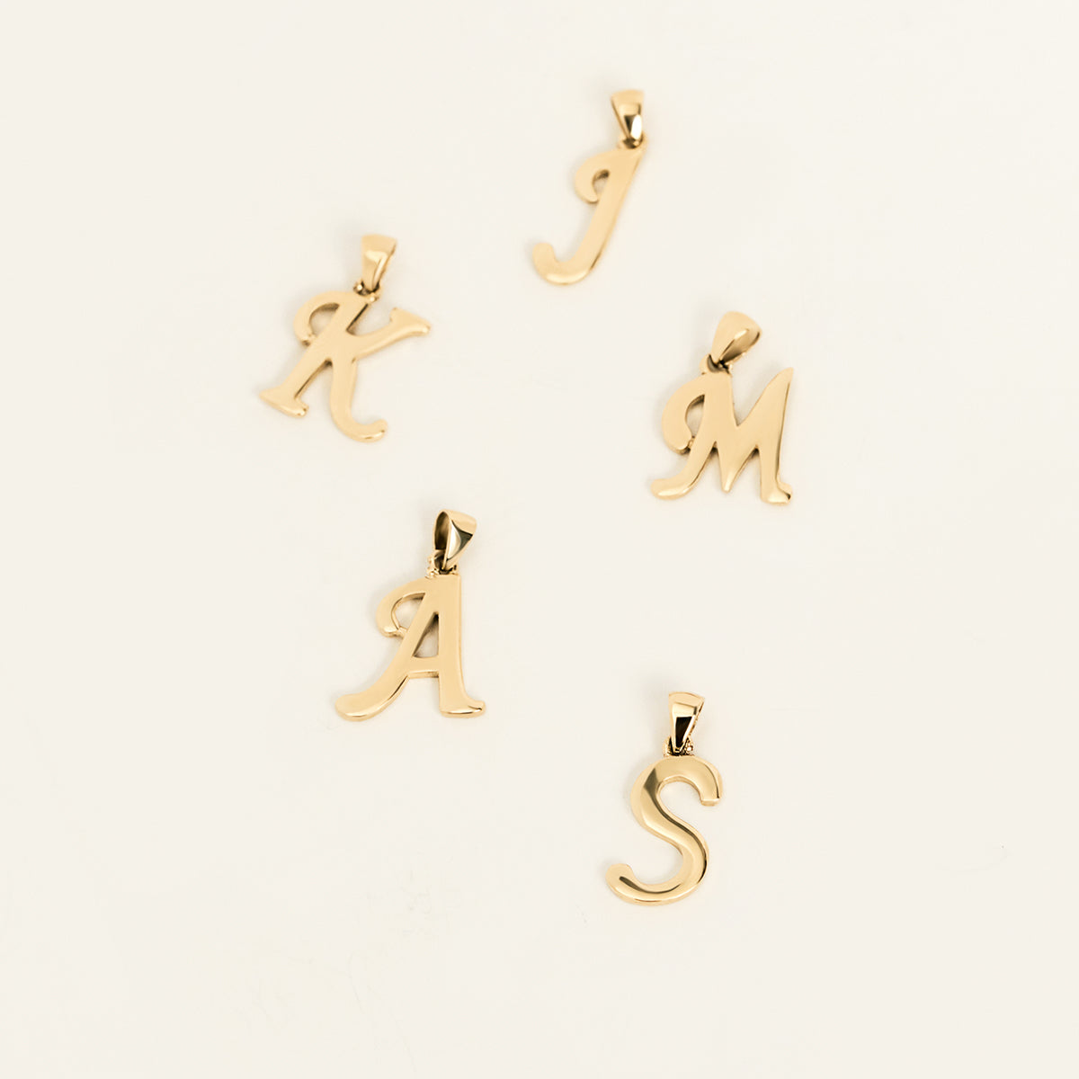 Halskette mit zierlichem Buchstaben-Anhänger