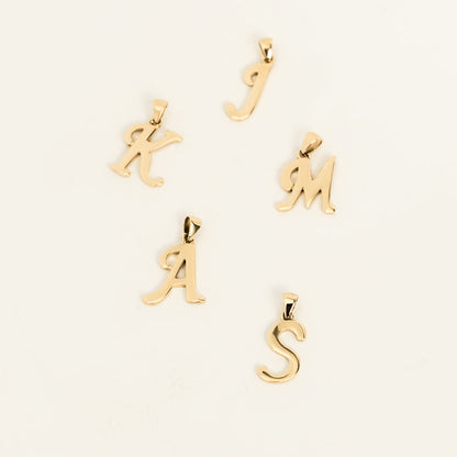 Halskette mit zierlichem Buchstaben-Anhänger